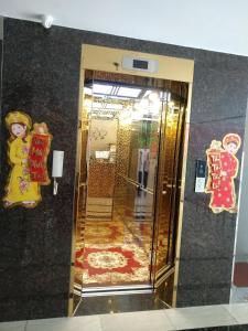 Zimmer mit einem Spiegel und einer Tür mit einem Teppich in der Unterkunft Thùy Dương Hotel in Ho-Chi-Minh-Stadt