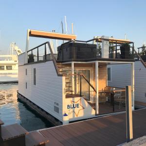 une petite maison sur un bateau dans l'eau dans l'établissement Floating House Blue Moon, à Portorož