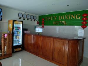 ein Fast-Food-Restaurant mit einem Kühlschrank und einer Theke in der Unterkunft Thùy Dương Hotel in Ho-Chi-Minh-Stadt