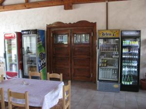 Ο χώρος του lounge ή του μπαρ στο 6 topola