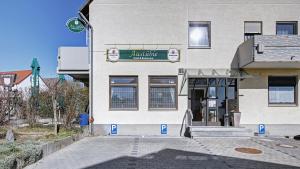un bâtiment avec un panneau sur son côté dans l'établissement Hotel Restaurant Austüble, à Elchingen