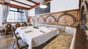 une salle à manger avec une table dans un restaurant dans l'établissement Hotel Restaurant Austüble, à Elchingen