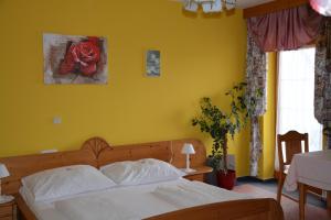 Łóżko lub łóżka w pokoju w obiekcie Pension Restaurant Rosenberg