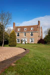 ein großes rotes Backsteinhaus mit einem Weg davor in der Unterkunft Goss Hall Bed & Breakfast in Sandwich