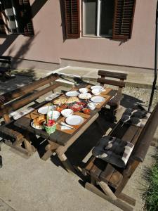 un tavolo da picnic con piatti di cibo sopra di Vila Davidovic-Fruska gora a Manđelos Altre 37 foto