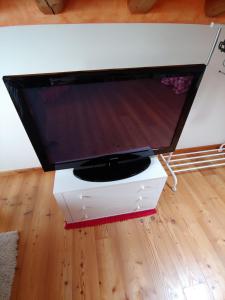 TV de pantalla plana grande en la parte superior de una mesa en Casa Dolce Casa, en Valdobbiadene