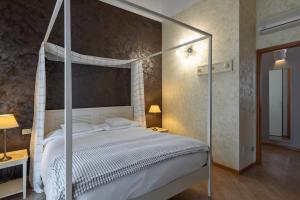 a bedroom with a large bed and a large window at Hotel Mastino in Verona
