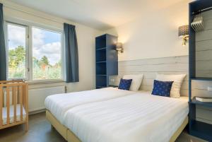 Säng eller sängar i ett rum på Center Parcs Zandvoort beach