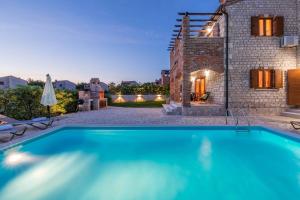 Bazén v ubytování Villa Paradis 6 nebo v jeho okolí