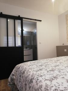 1 dormitorio con 1 cama y puerta a la cocina en Hossegor Les Bécasses en Soorts-Hossegor