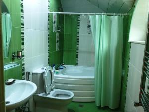 My house in Buzovna في باكو: حمام مع مرحاض وحوض استحمام ومغسلة