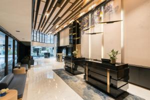 een lobby met banken en tafels in een gebouw bij The Key Premier Hotel Sukhumvit Bangkok in Bangkok