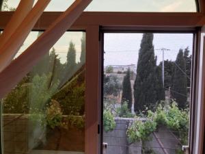 una ventana con vistas al jardín desde una casa en My house in Buzovna, en Baku