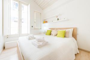 A bed or beds in a room at A Gem in the City