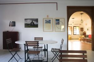 a dining room with a table and chairs at Art Hotel Panorama in Pyrgadikia