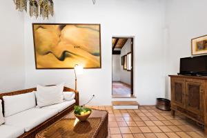 - un salon avec un canapé et une table dans l'établissement Casa Sa Mata, à Artà