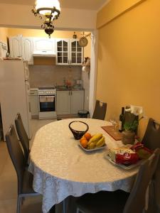una cocina con una mesa con un bol de fruta. en Apartment S&T, en Tivat