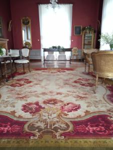 - un salon avec un grand tapis au sol dans l'établissement B&B Villa Gualterio, à Bolsena