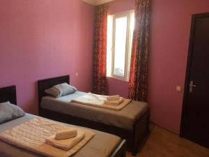 Postel nebo postele na pokoji v ubytování Doors