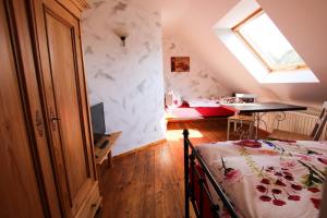 a attic bedroom with a bed and a window at Landpension Bocka in Bocka