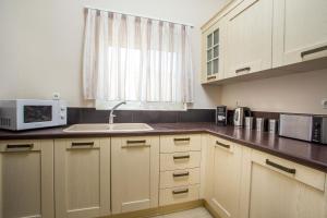 Kuchyň nebo kuchyňský kout v ubytování Villa Linda Tsambika Afandou + 36 fotografií