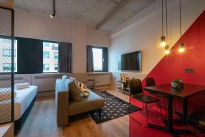 un soggiorno con divano e tavolo di Via Suites ad Amsterdam