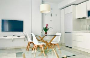 A kitchen or kitchenette at Domus Apartamentos Granada con parking gratuito en pleno centro