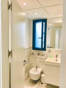 A bathroom at Domus Apartamentos Granada con parking gratuito en pleno centro Még 37 kép