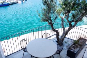 モノーポリにあるLa casa di Aliceの水辺のバルコニー(テーブル、椅子付)