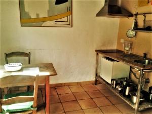 cocina con mesa, fregadero, mesa y sillas en Torre Azul, en Valle Gran Rey