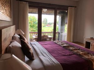 A bed or beds in a room at Betutu Bali Villas