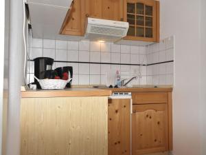 Kuchnia lub aneks kuchenny w obiekcie Modern Apartment in Zingst Germany with Terrace