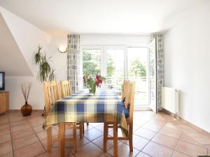 グラール・ミューリッツにあるSpacious apartment in Graal-Muritz Germany with Balconyのダイニングルーム(青と白のテーブル、椅子付)