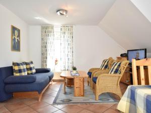 グラール・ミューリッツにあるSpacious apartment in Graal-Muritz Germany with Balconyのリビングルーム(椅子、テーブル付)