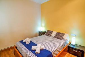 ein Schlafzimmer mit einem Bett mit Handtüchern darauf in der Unterkunft Aire Apartment by Hello Homes Sitges in Sitges