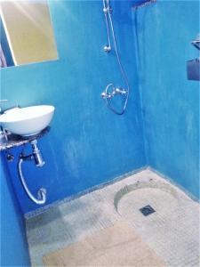 y baño azul con lavabo y ducha. en Torre Azul, en Valle Gran Rey
