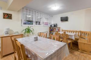 una sala da pranzo con tavolo e sedie di Pokoje Gościnne Baron a Zakopane