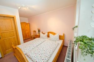 Postel nebo postele na pokoji v ubytování Hotel Garni Am Klostermarkt