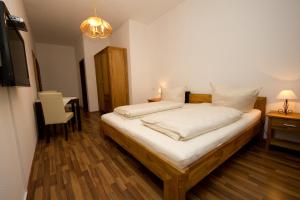 Postel nebo postele na pokoji v ubytování Hotel Garni Am Klostermarkt