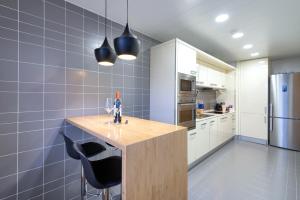A kitchen or kitchenette at Plaza Europa Fira Gran Via