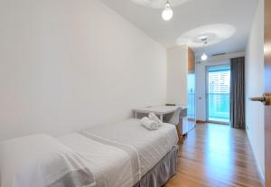 A bed or beds in a room at Plaza Europa Fira Gran Via