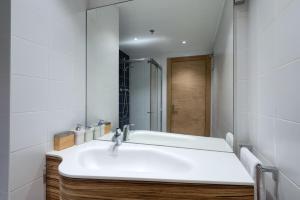 A bathroom at Plaza Europa Fira Gran Via