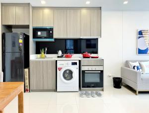 a kitchen with a dishwasher and a washer at Sukhumvit Asok Modern Suite in Bangkok