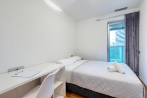 A bed or beds in a room at Plaza Europa Fira Gran Via