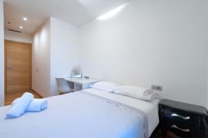 A bed or beds in a room at Plaza Europa Fira Gran Via