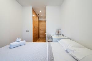 A bed or beds in a room at Plaza Europa Fira Gran Via