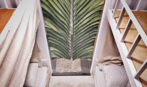 台东丛森民宿的一间房间,配有两把椅子和一幅羽毛画