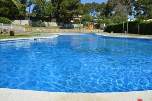 una gran piscina con agua azul en Pool, Beach, Golf & Hard Rock in Salou, en Salou