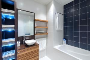 A bathroom at Plaza Europa Fira Gran Via
