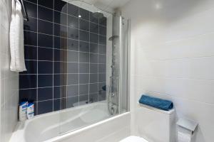 A bathroom at Plaza Europa Fira Gran Via